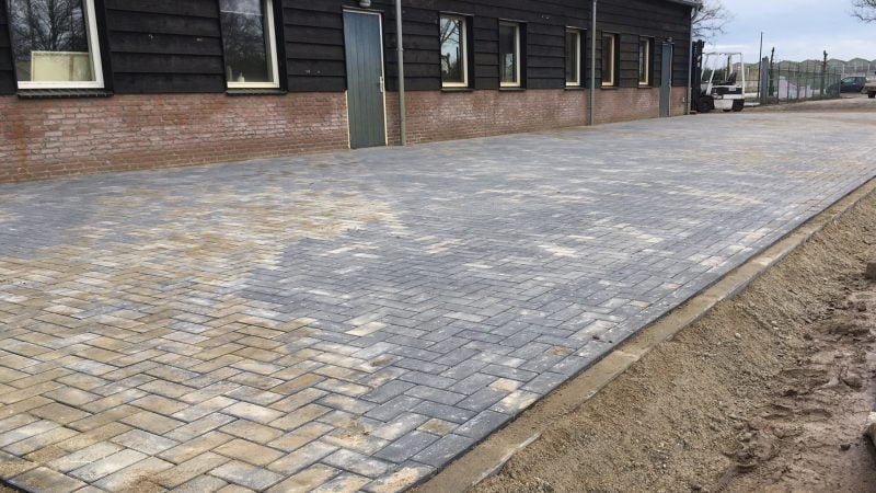 Opslag ruimte met nieuwe betonklinker antraciet