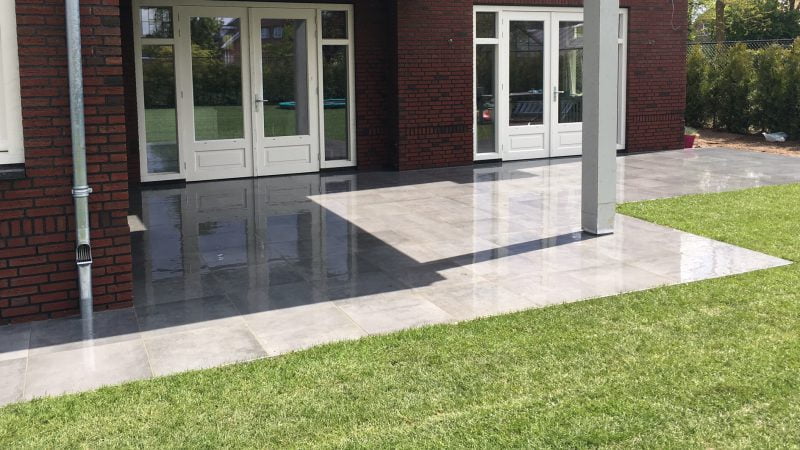 Kemarische tegel gelegd in specie, cement gebonden ingevoegd