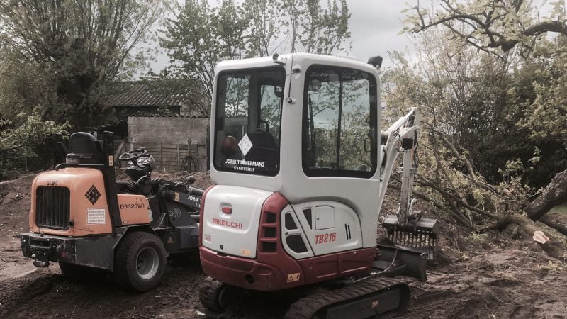 Diverse grondwerkzaamheden met kleine grondverzetmachines.