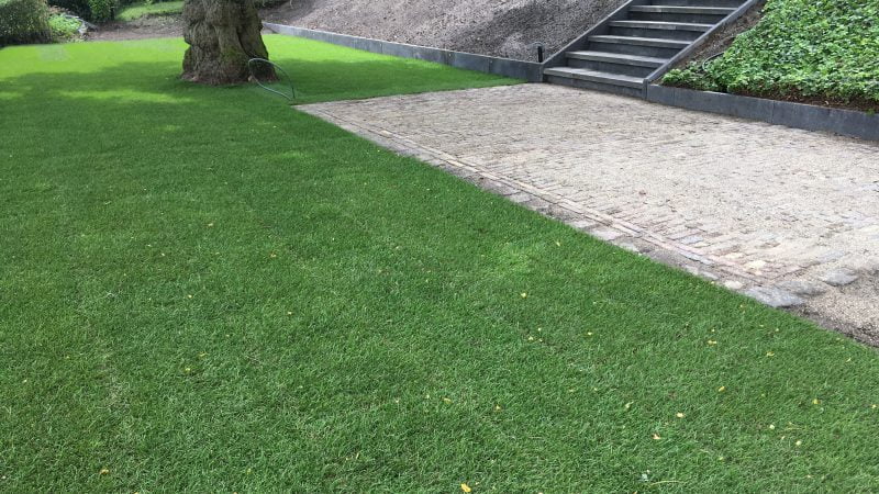 Grondwerk, straatwerk, beregening en het aanleggen gras.