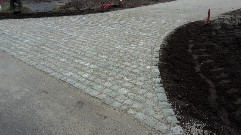 Oprit kinderkoppen ingeveegd met gebroken grind.