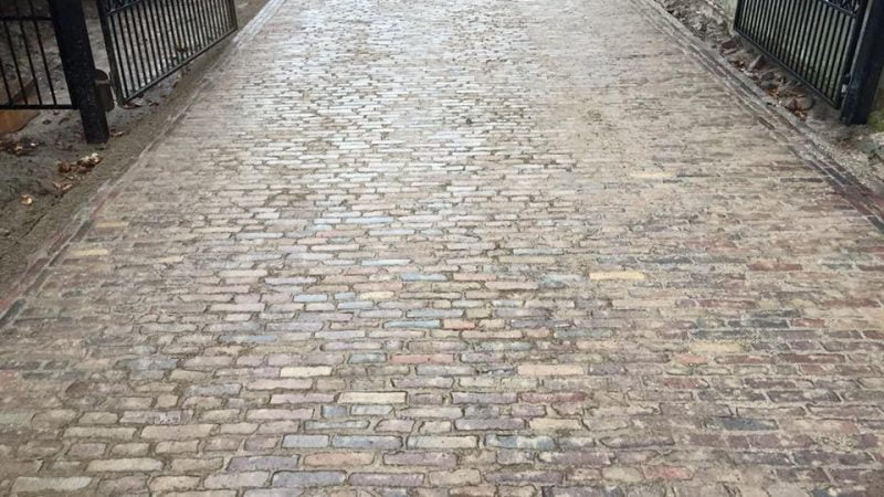 Oprit oud gebakken waalformaat met de hamer gestraat.